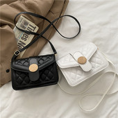 Γυναικεία έκο δερμάτινη τσάντα με μακριά λαβή και μεταλλική στερέωση