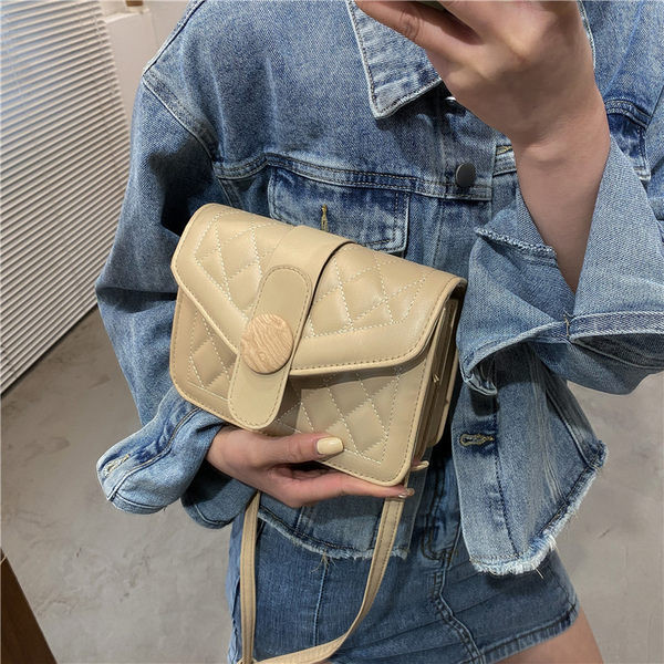 Γυναικεία έκο δερμάτινη τσάντα με μακριά λαβή και μεταλλική στερέωση