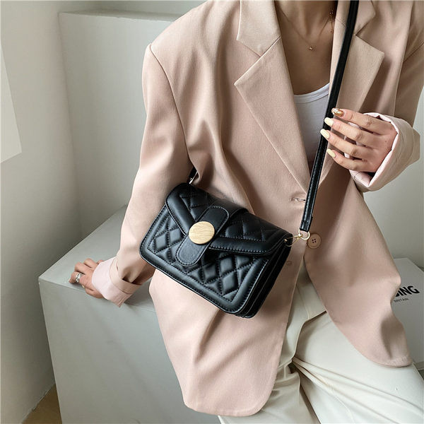 Γυναικεία έκο δερμάτινη τσάντα με μακριά λαβή και μεταλλική στερέωση