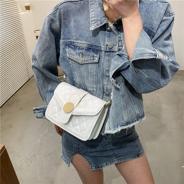 Γυναικεία έκο δερμάτινη τσάντα με μακριά λαβή και μεταλλική στερέωση