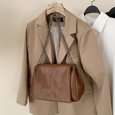 Γυναικεία έκο δερμάτινη τσάντα με μεταλλική λαβή - κλείσιμο με κουμπί