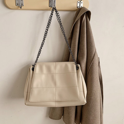 Γυναικεία έκο δερμάτινη τσάντα με μεταλλική λαβή - κλείσιμο με κουμπί