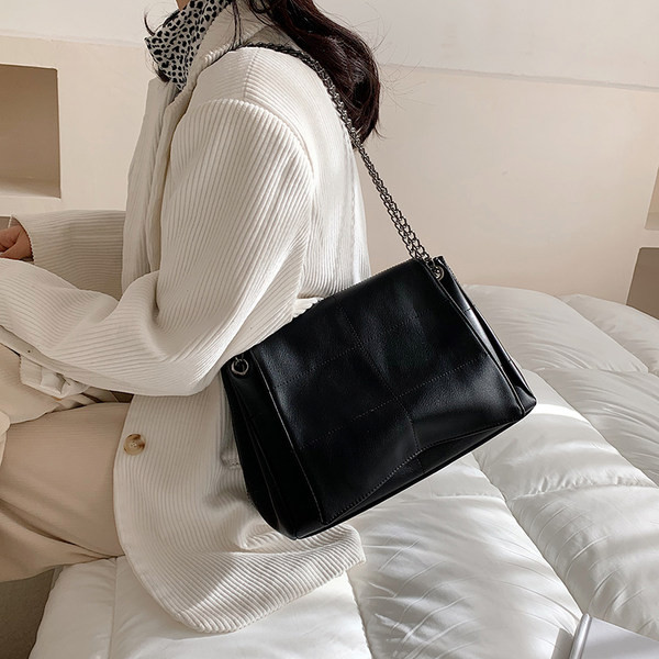 Γυναικεία έκο δερμάτινη τσάντα με μεταλλική λαβή - κλείσιμο με κουμπί