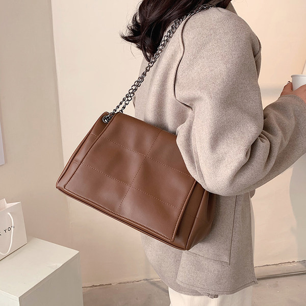 Γυναικεία έκο δερμάτινη τσάντα με μεταλλική λαβή - κλείσιμο με κουμπί