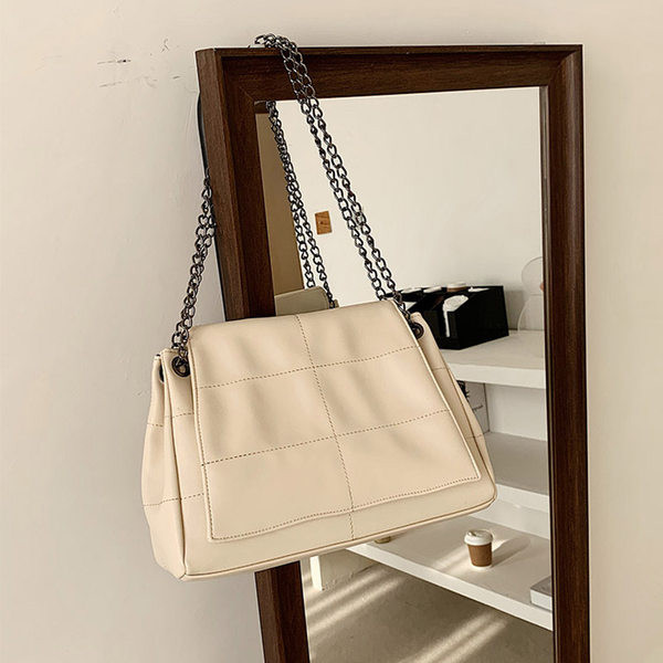 Γυναικεία έκο δερμάτινη τσάντα με μεταλλική λαβή - κλείσιμο με κουμπί