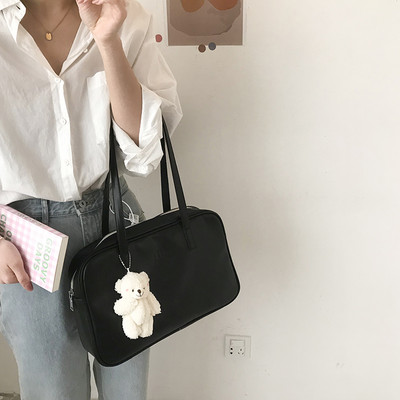 Μονόχρωμη γυναικεία τσάντα ώμου από οικολογικό δέρμα