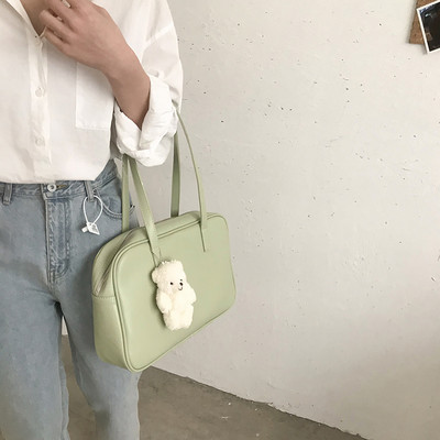 Μονόχρωμη γυναικεία τσάντα ώμου από οικολογικό δέρμα