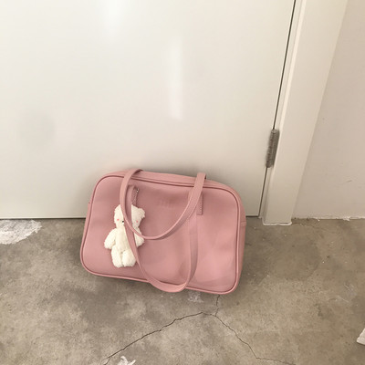 Μονόχρωμη γυναικεία τσάντα ώμου από οικολογικό δέρμα