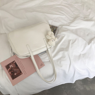 Μονόχρωμη γυναικεία τσάντα ώμου από οικολογικό δέρμα