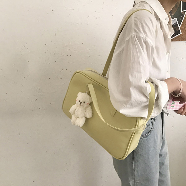 Μονόχρωμη γυναικεία τσάντα ώμου από οικολογικό δέρμα