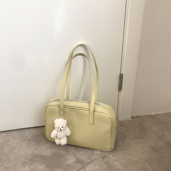 Μονόχρωμη γυναικεία τσάντα ώμου από οικολογικό δέρμα