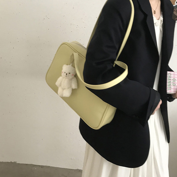 Μονόχρωμη γυναικεία τσάντα ώμου από οικολογικό δέρμα