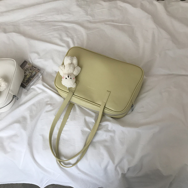 Μονόχρωμη γυναικεία τσάντα ώμου από οικολογικό δέρμα