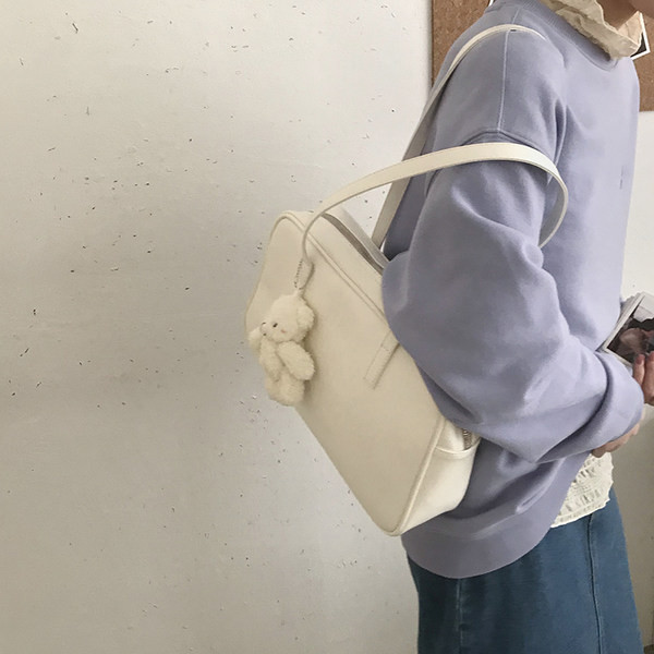 Μονόχρωμη γυναικεία τσάντα ώμου από οικολογικό δέρμα