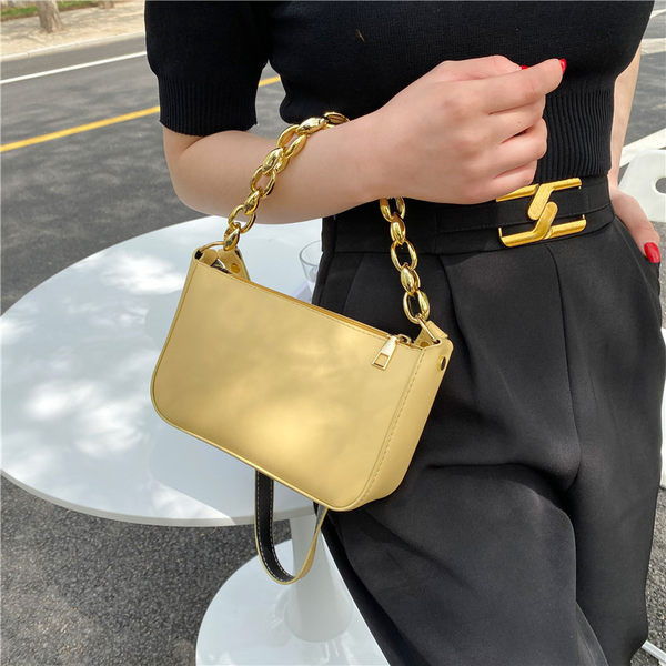 Γυναικεία έκο δερμάτινη τσάντα με μεταλλική αλυσίδα και μακριά λαβή