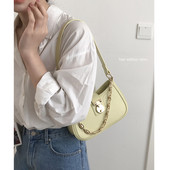 Γυναικεία καθημερινή τσάντα από οικολογικό δέρμα με μεταλλικό κούμπωμα και αλυσίδα