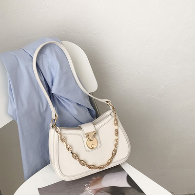 Γυναικεία καθημερινή τσάντα από οικολογικό δέρμα με μεταλλικό κούμπωμα και αλυσίδα