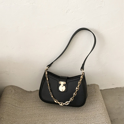 Γυναικεία καθημερινή τσάντα από οικολογικό δέρμα με μεταλλικό κούμπωμα και αλυσίδα