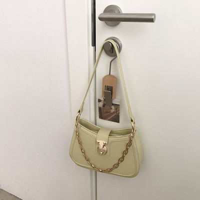 Γυναικεία καθημερινή τσάντα από οικολογικό δέρμα με μεταλλικό κούμπωμα και αλυσίδα