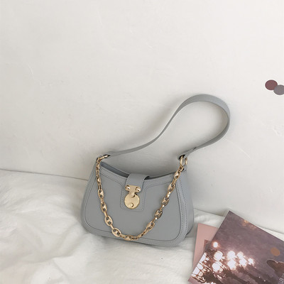 Γυναικεία καθημερινή τσάντα από οικολογικό δέρμα με μεταλλικό κούμπωμα και αλυσίδα