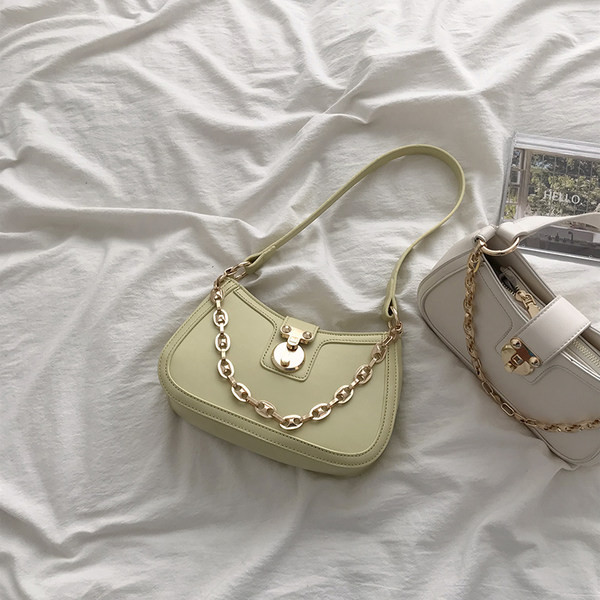 Γυναικεία καθημερινή τσάντα από οικολογικό δέρμα με μεταλλικό κούμπωμα και αλυσίδα