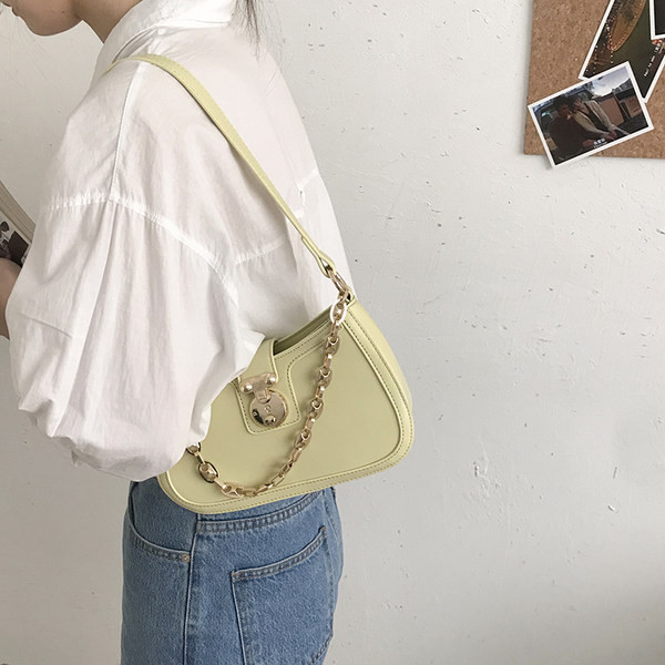 Γυναικεία καθημερινή τσάντα από οικολογικό δέρμα με μεταλλικό κούμπωμα και αλυσίδα