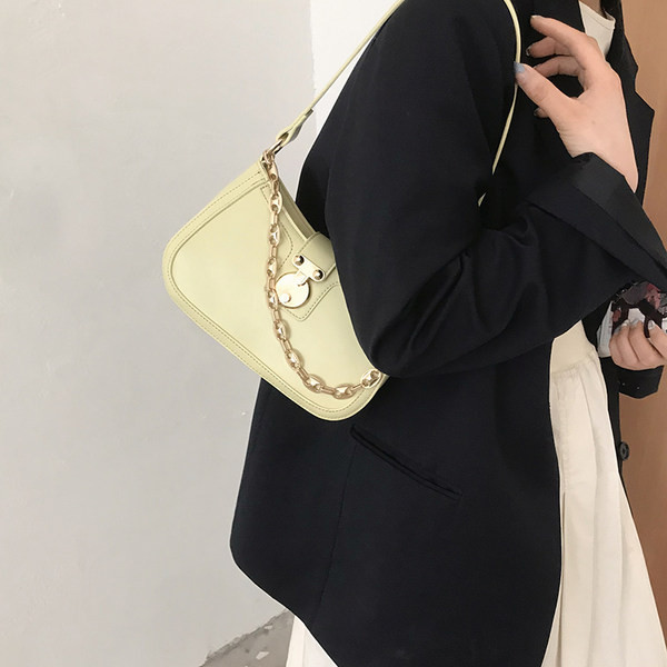 Γυναικεία καθημερινή τσάντα από οικολογικό δέρμα με μεταλλικό κούμπωμα και αλυσίδα