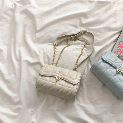 Moderna ādas sieviešu plecu soma ar metāla aizdari