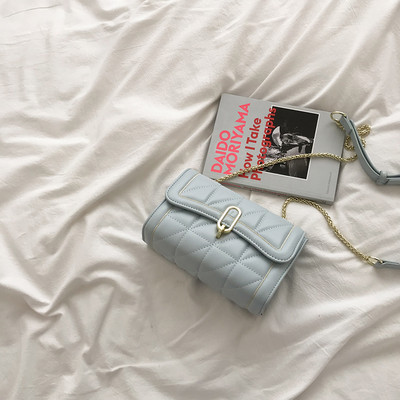 Moderna ādas sieviešu plecu soma ar metāla aizdari