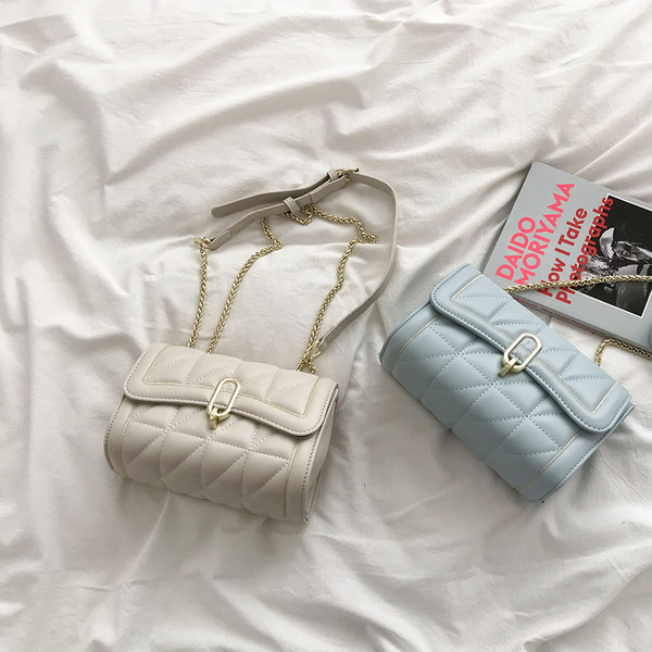 Moderna ādas sieviešu plecu soma ar metāla aizdari