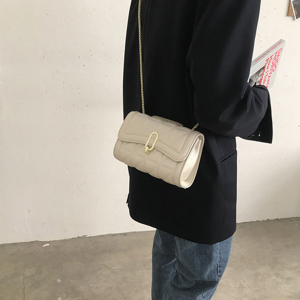 Moderna ādas sieviešu plecu soma ar metāla aizdari