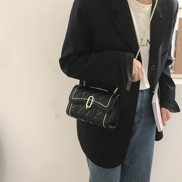 Moderna ādas sieviešu plecu soma ar metāla aizdari