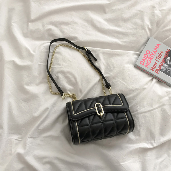 Moderna ādas sieviešu plecu soma ar metāla aizdari