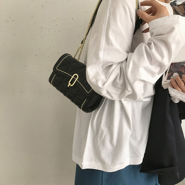 Moderna ādas sieviešu plecu soma ar metāla aizdari