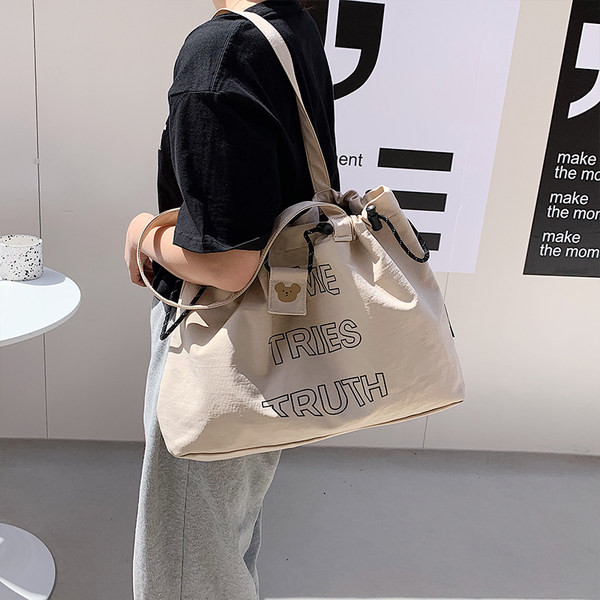 Liela audekla soma, kas piemērota ikdienas lietošanai un pludmalei