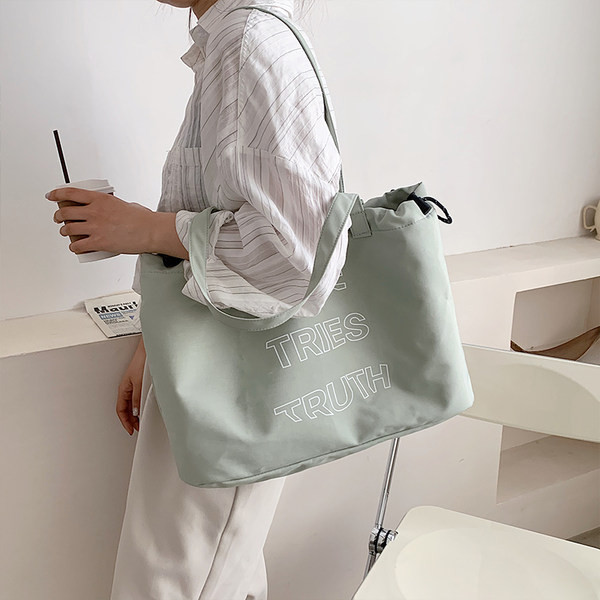 Liela audekla soma, kas piemērota ikdienas lietošanai un pludmalei