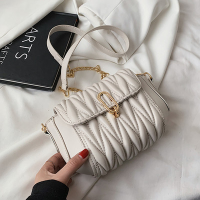 Γυναικεία τσάντα από ανάγλυφο οικολογικό δέρμα με μεταλλική λαβή