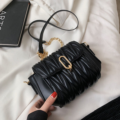 Γυναικεία τσάντα από ανάγλυφο οικολογικό δέρμα με μεταλλική λαβή