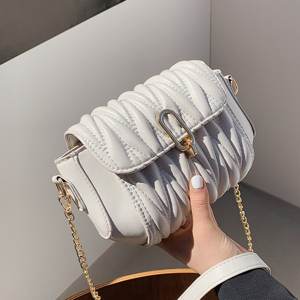 Γυναικεία τσάντα από ανάγλυφο οικολογικό δέρμα με μεταλλική λαβή