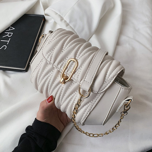 Γυναικεία τσάντα από ανάγλυφο οικολογικό δέρμα με μεταλλική λαβή