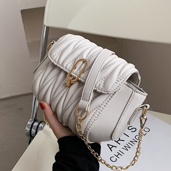 Γυναικεία τσάντα από ανάγλυφο οικολογικό δέρμα με μεταλλική λαβή