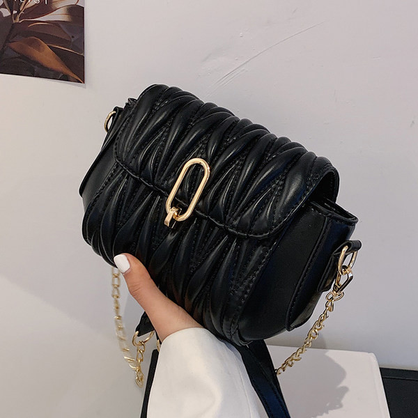 Γυναικεία τσάντα από ανάγλυφο οικολογικό δέρμα με μεταλλική λαβή