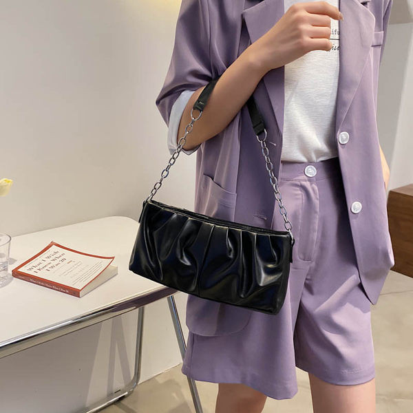 Γυναικεία έκο δερμάτινη τσάντα ώμου με μεταλλική λαβή