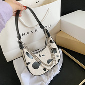 Γυναικεία τσάντα με μεταλλικό στοιχείο από τεχνητό δέρμα