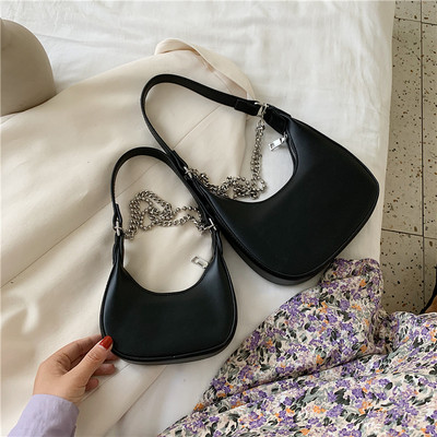 Γυναικεία τσάντα με μεταλλικό στοιχείο από τεχνητό δέρμα