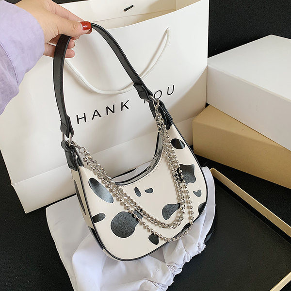 Γυναικεία τσάντα με μεταλλικό στοιχείο από τεχνητό δέρμα