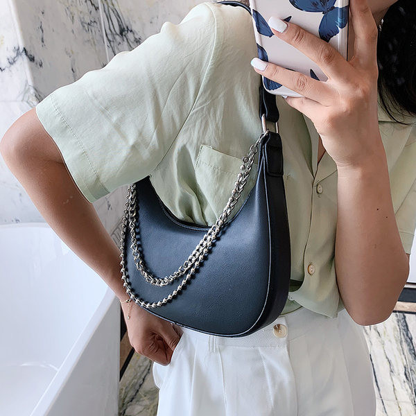 Γυναικεία τσάντα με μεταλλικό στοιχείο από τεχνητό δέρμα