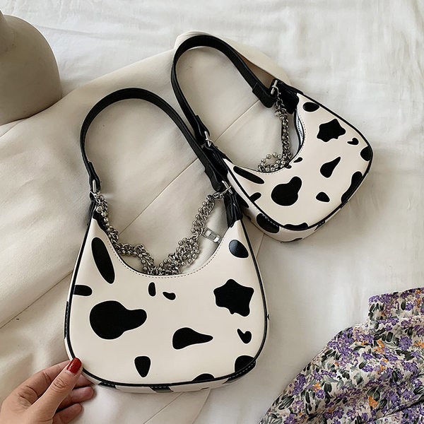 Γυναικεία τσάντα με μεταλλικό στοιχείο από τεχνητό δέρμα