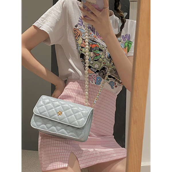 Moderna sieviešu soma ar pērļu virteni - eko āda