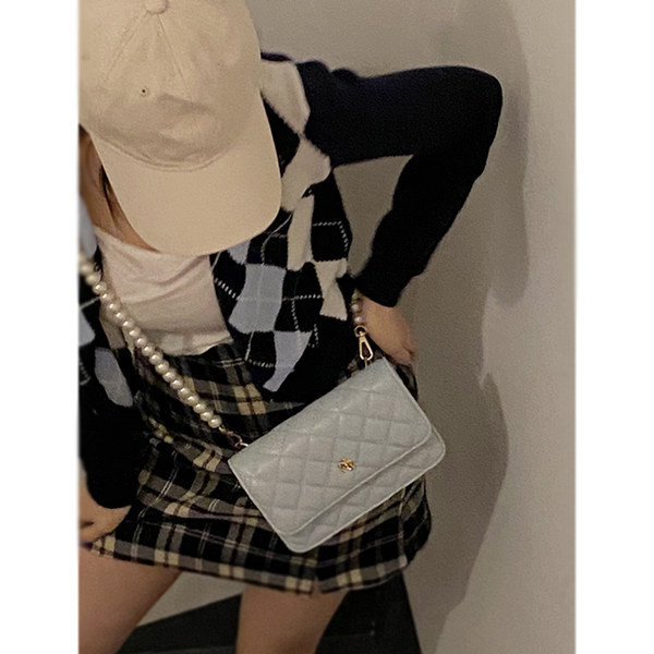 Moderna sieviešu soma ar pērļu virteni - eko āda